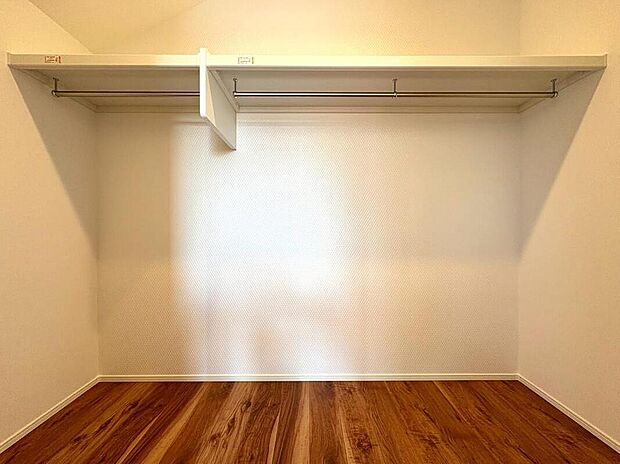 【収納】大容量のウォークインクローゼット。スーツやコートにジャケット、季節物の家電といった使わないものも全て収納へしまっておけそうですね。