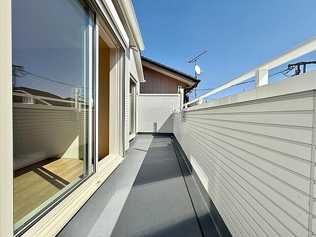 【バルコニー】日当たりが良く、晴れの日のお洗濯も楽しみになりますね