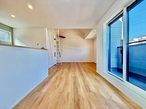 【リビング】ダイニングスペースとリビングスペースにメリハリがあり、生活シーンを分けて使いやすいLDKです。