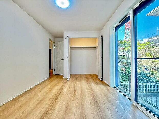 【リビング以外の居室】窓からの光が柔らかく、日中も電気をつけずに過ごしやすい明るさがあります。収納スペースがしっかり確保されており、衣類や荷物をすっきり整理できます。