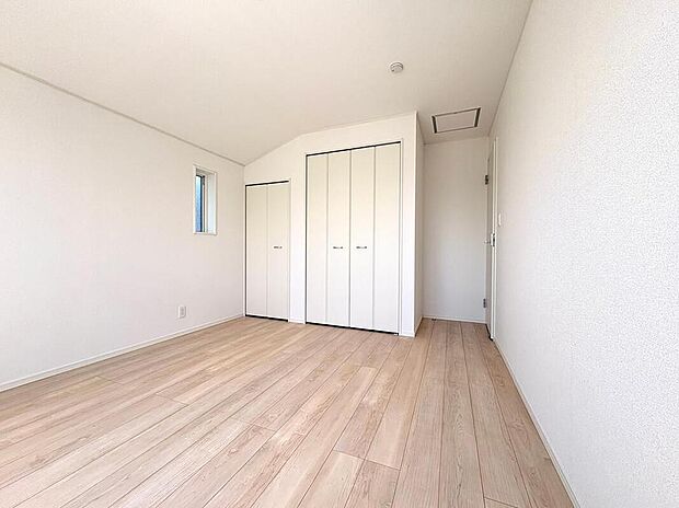 【リビング以外の居室】陽光がたっぷり入り、明るく清々しい安らぎに満ちた居室。ベッドを置いてもゆとりのある空間が、心からリラックスできるプライベートなひとときを叶えます。