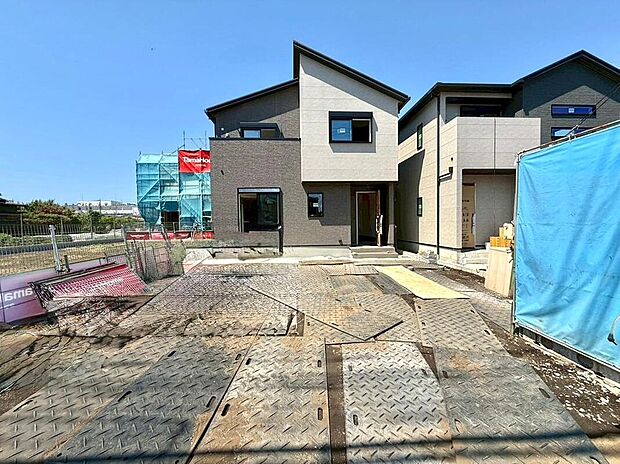 【現地外観写真】麻溝台の閑静な住宅街に誕生する、注文住宅クオリティのデザイナーズ。第一種低層住居専用地域ならではの穏やかな空気に包まれて、上質な日常が始まります。