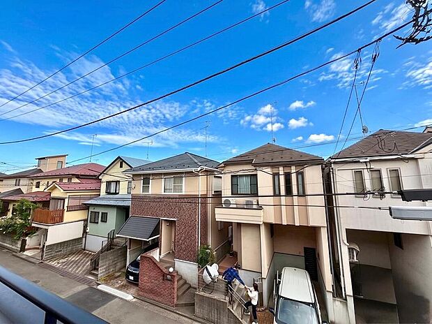 【住戸からの眺望写真】青空が広がる開放的な眺望。市街地の利便性を間近にしながら、都会のノイズを忘れさせてくれる、陽だまりに満ちた特等席です。
