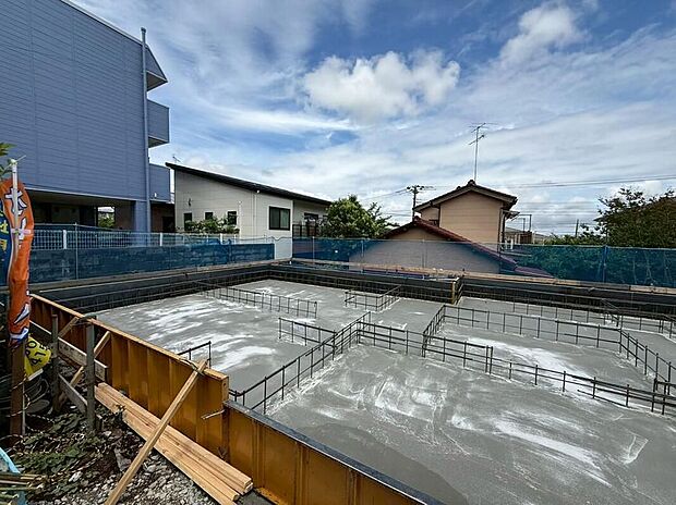 【現地外観写真】小学校が歩いてすぐの3分圏内 。
コンビニやスーパーも徒歩10分圏内で生活しやすい環境です♪