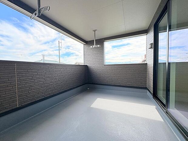 【バルコニー】雨を気にせず干せるインナーバルコニー。外からの視線も穏やかで、お部屋の延長として寛げる贅沢な空間です。
