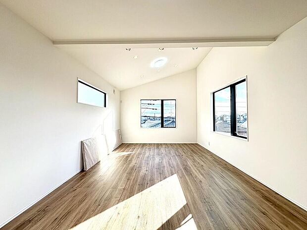 【同形状・同仕様写真(内観)】シンプルな白い壁紙の洋室はどんな家具とも相性抜群!収納スペースが充実しているので、お部屋を広く使えます。