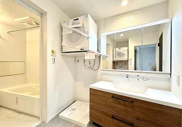 【同形状・同仕様写真(その他内観)】機能的なW1200サイズ洗面化粧台。広々とした洗面台で、家族並んで支度もできます。