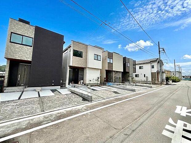 【分譲済街並み写真】分譲地ならではの整然とした美しい街並み。広々とした前面道路に面し、お車の出し入れもスムーズです。