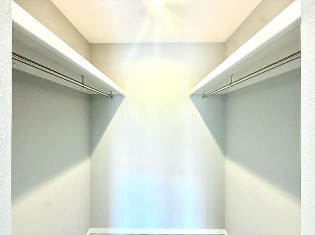 同形状・同仕様【WIC】お子様との思い出もたっぷりしまえるウォークインクローゼット。衣類だけでなく、鞄などの小物からスーツケースやレジャー用品などの大きな物までたっぷり収納出来ます。