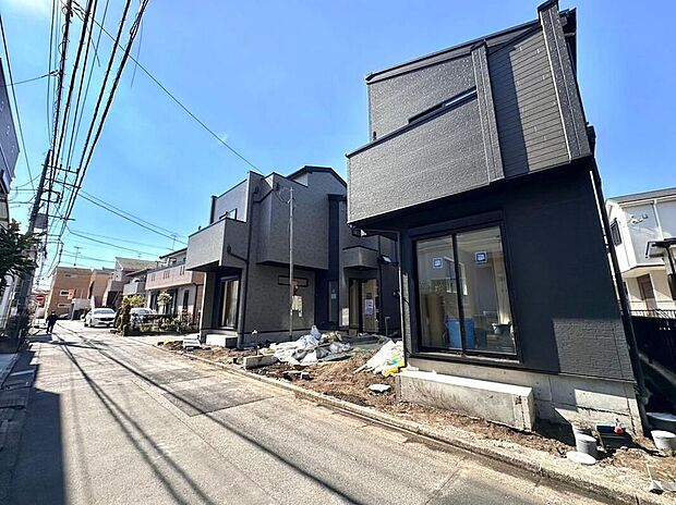 外観　同形状・同仕様写真　濃い色合いを採用したスタイリッシュなデザインが特徴。洗練されたモダンな佇まいは、周囲の美しい街並みの中でもひときわ美しく際立ち、圧倒的な存在感を放ちます。