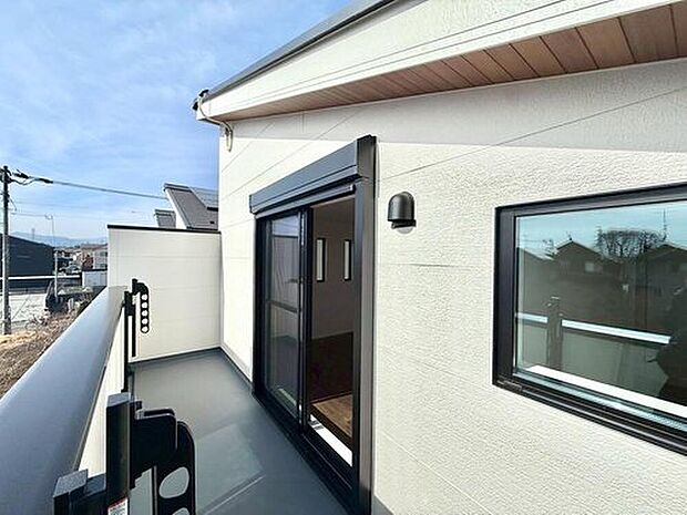 【バルコニー】日当りも良く、お洗濯物やお布団もたくさん干せます♪洗濯ものをたっぷり干すことができます。