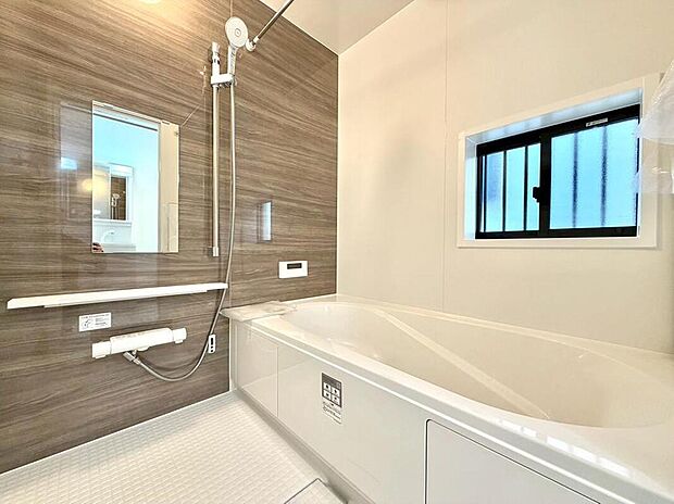 【同形状・同仕様写真(浴室)】1坪以上のゆとりある浴室で、一日の疲れをリセット。足を伸ばしてゆったりと湯船に浸かれる広さがあり、お子様との楽しいバスタイムも窮屈さを感じることなく過ごせます。