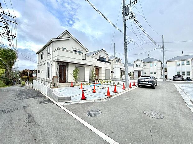 【前面道路含む現地写真】■《カースペース2台》書斎やパントリー×WICを完備~暮らしやすさにこだわった家☆