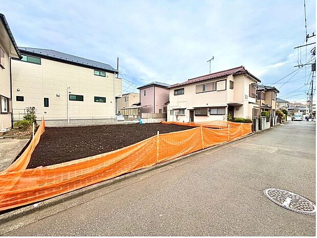 【前面道路含む現地写真】■【中央林間駅 徒歩8分】整形地に佇む新築全2棟！コンビニまで徒歩3分で生活至便♪
