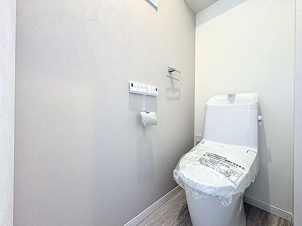 【トイレ】日々の快適な使い心地をサポートする、必要な機能を備えたトイレ空間。シンプルなデザインでまとめられたインテリアが、心からリラックスできる上質なプライベート空間を演出します。