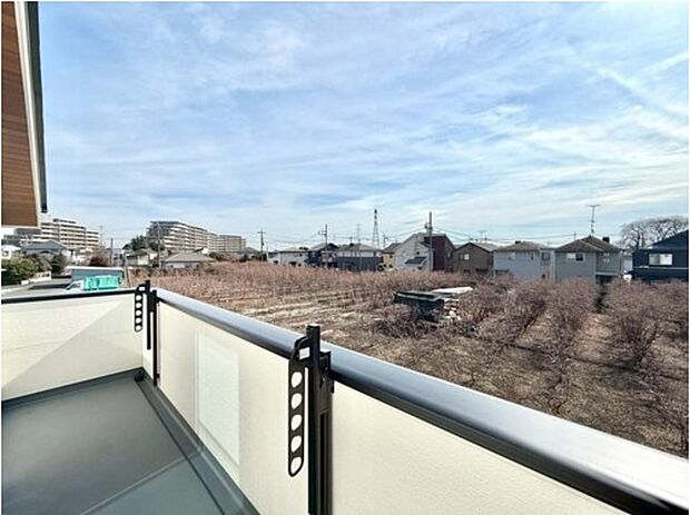 【住戸からの眺望写真】たっぷりの日差しを独り占めできる様な気持ちよさ♪家にいながら爽やかな風と暖かな日差しを感じてリフレッシュできます!