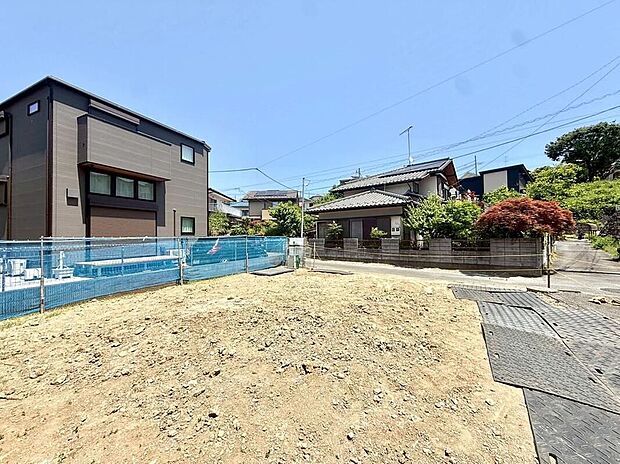 【現地外観写真】◆駅近でありながら、東南角地につき開放感と陽当たりに恵まれた一邸♪