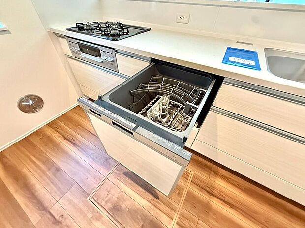 【同形状・同仕様写真(キッチン)】憧れの食器乾燥機は作り付けで、すっきり格納されています。食後のひとときにゆとりをもたらす「食洗機のある生活」をお楽しみいただけます。