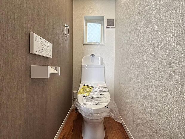 【トイレ】コンパクトながら、使いやすさ・清潔感にこだわったトイレは、機能的かつ見た目も◎。窓があるので換気も良好です。