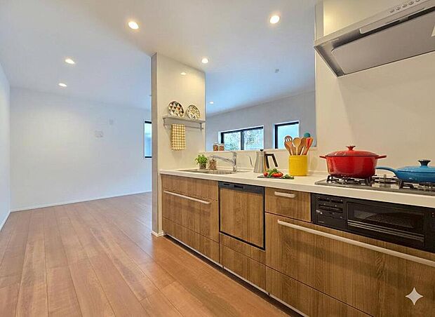 【キッチン】対面式キッチンを採用!ご家族の様子を見守りながら、調理出来ますね♪本画像はCGで作成しており、実際に現地に家具は置かれておりません。また、価格に家具は含まれておりません。