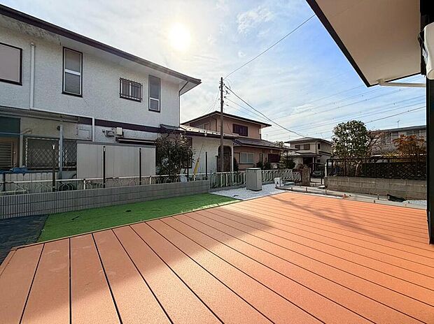 【ウッドデッキ】お庭とつながる広々ウッドデッキ。テーブルセットを置いてお茶を飲む、チェアに腰掛け読書をする。ライフスタイルに合わせて、日々の暮らしに楽しみが広がります。