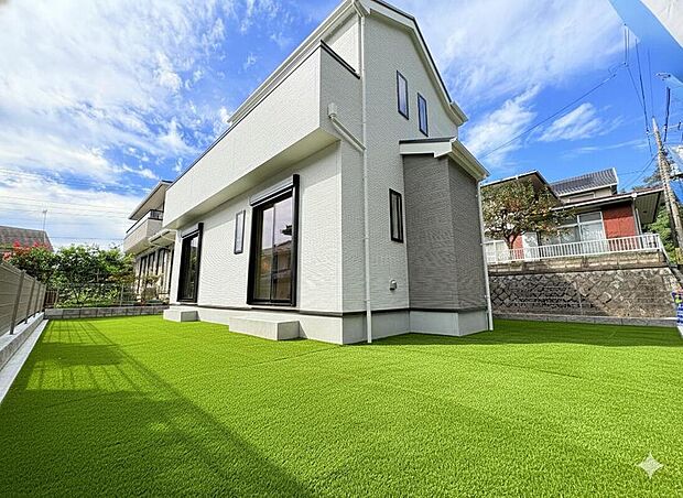 ◇◆庭◆◇
白を基調としたシンプルな外観は、青空に美しく映える爽やかなデザイン。飽きのこない佇まいが街並みに調和し、清潔感と上品さを兼ね備えた印象的な住まいです。人工芝はCGです。