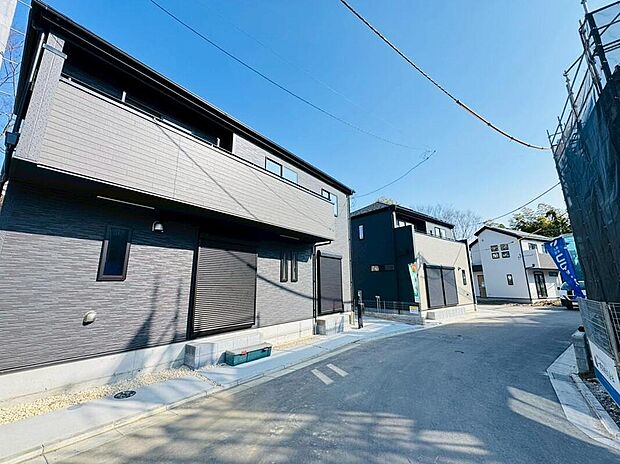 ◇◆分譲の街並み◆◇ 閑静な住宅地に立地しています。周辺の交通量が少なめで落ち着いた住環境です。洗練されたシンプルデザインの家が建ち並ぶ街並み。