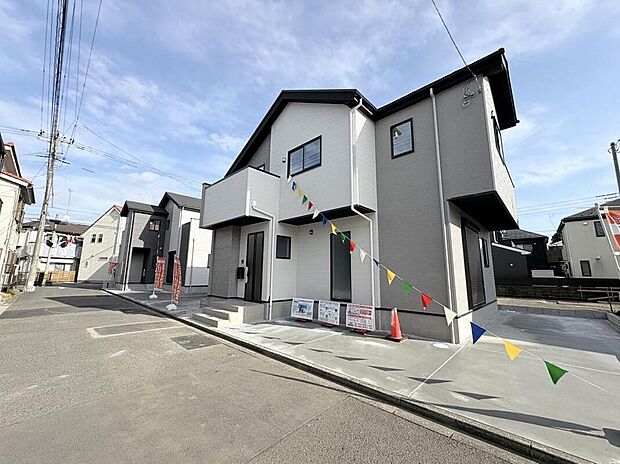 ◇◆分譲の街並み◆◇ 閑静な住宅地に立地する落ち着いた周辺環境です。徒歩圏内に大型商業施設が揃う、暮らしが充実する街。シンプルで幅広い世代に愛される外観デザインの住宅が建ち並びます。