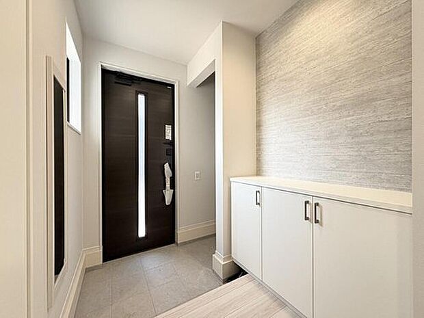 ◇◆玄関◆◇窓からの光が明るく包み込む玄関。ホワイトをベースとした清潔感のある空間です。玄関ドアの濃い色が空間の印象を引き締めるアクセントとなっています。