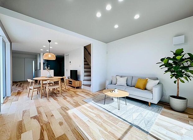 ◇◆リビング◆◇木目調の温もりがご家族を包み込む、くつろぎのリビング空間。本画像はCGで作成しており、実際に現地に家具は置かれておりません。また、価格に家具は含まれておりません。