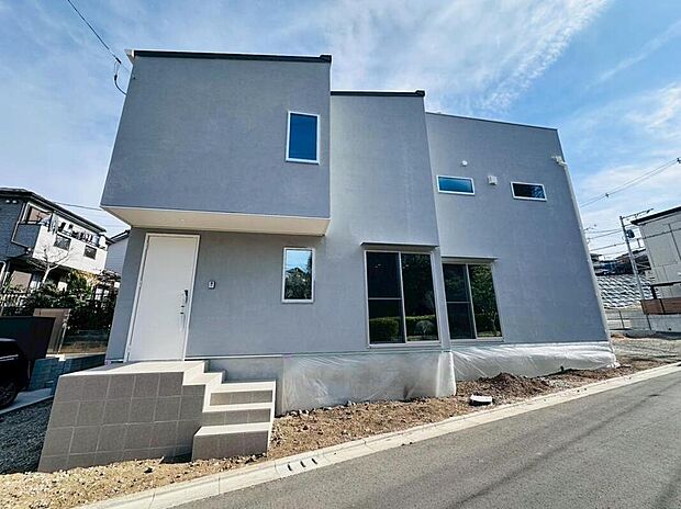 ◇◆外観◆◇シックな色合いで統一された、デザイナーズハウス。細部まで考え抜かれた設計が、シンプルを極めた外観を創り出しています。