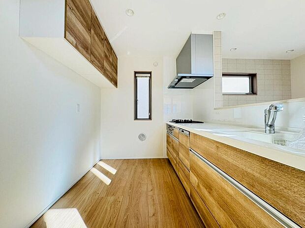 ◇◆キッチン◆◇
木の温もりを感じられるパネルを採用したキッチン。窓付きで採光・換気も良好。食洗機付きで毎日の家事を快適にサポートします。