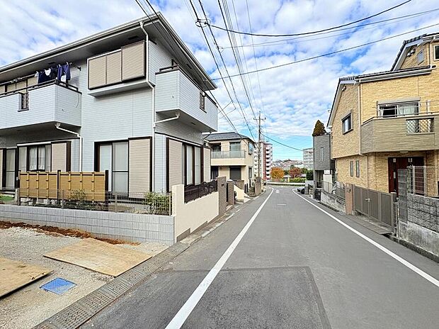 ◇◆前面道路含む現地写真◆◇
前面道路はゆとりのある広さが確保されており、車の出入りもスムーズ。カースペース2台分を備え、毎日のカーライフにもゆとりが生まれます。