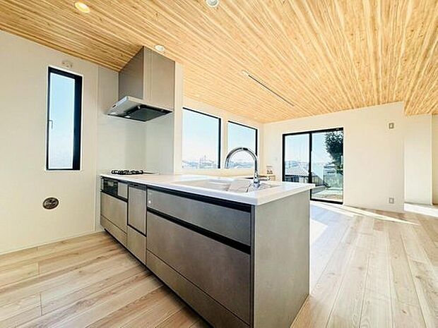 ◇◆キッチン◆◇
眺望とつながるような開放感が魅力のキッチン。26.5帖のLDKを見渡せる配置で、景色を楽しみながら料理ができます。設備も充実し、家族との会話が弾む心地よい対面キッチンです。