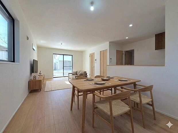 ◇◆リビング◆◇
お料理中も家族の笑顔が見える、開放的な対面式キッチン。※本画像はCGで作成しており、実際に現地に家具は置かれておりません。また、価格に家具は含まれておりません。