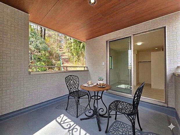 ◇◆バルコニー◆◇
木目調の天井が温もりを添える、開放感あふれるルーフバルコニー。※本画像はCGで作成しており、実際に現地に家具は置かれておりません。また、価格に家具は含まれておりません。