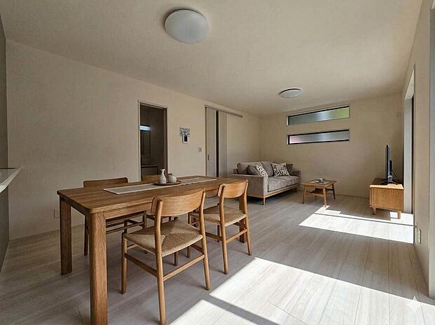 ◇◆リビング◆◇
明るい陽光が差し込むリビングは、家族の会話も自然と弾む親しみやすい雰囲気です※本画像はCGで作成しており、実際に現地に家具は置かれておりません。また、価格に家具は含まれておりません。