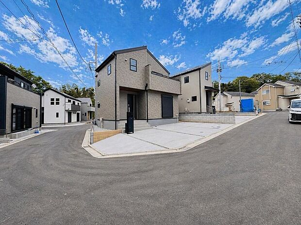 ◇◆外観◆◇
ホタルの里に佇む、太陽光発電搭載のECOHOUSE。長期優良住宅&耐震最高等級の安心感が、家族を優しく包み込みます。青空の下、快適な毎日が待っています。