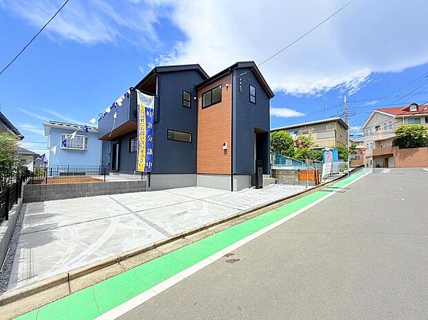 ◇◆外観◆◇広々とした前面スペースは、お車の出し入れがしやすい並列駐車が可能。ゲストを招く際や、お子様の自転車置き場としても活用できるゆとりが魅力です。