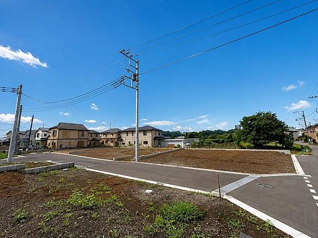 ◇◆分譲の街並み◆◇たっぷりの光と心地よい風が通り抜ける、恵まれた立地。周辺は緑豊かな落ち着いた住宅街で、四季の移ろいを感じる開放的な眺望が楽しめます。心穏やかに暮らせる住環境が整っています。