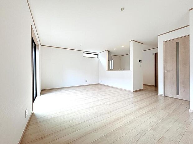 【◇◆リビング◆◇】約17帖のリビングは、ホワイトを基調とした壁と明るい色のフローリングが調和する清潔感あふれる空間。採光もたっぷり確保され、やわらかな光に包まれた心地よい住まいで、家族がゆったりと過ごせます。