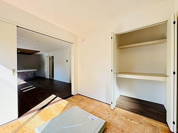 【【和室】】LDKと続き間になった和室です。お子様の遊びスペースやご家族のくつろぎの場所など、色々な使い方が可能です。押入れがあり、来客時のお布団やお子様のおもちゃなどが収まります。