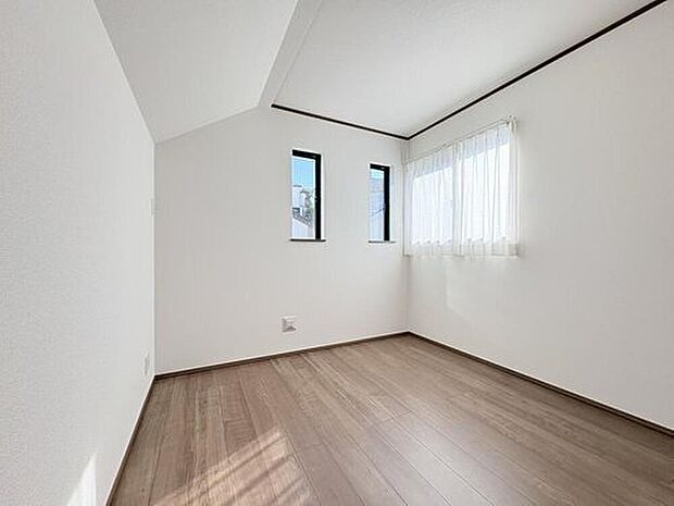 【【洋室】】窓からの陽光が明るく包み込む洋室。程よい広さでプライベート空間を確保し、ゆっくりと身体を休めることのできるお部屋です。