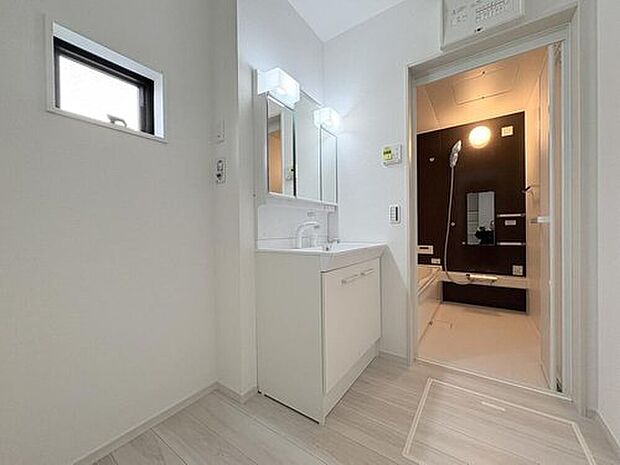 【【洗面】】窓からの光が入り、明るく清潔な印象の洗面所。必要な収納を備えたシンプルなデザインの洗面台を採用しています。
