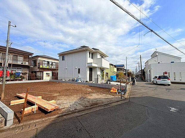 【◇◆外観◆◇】前面道路はゆとりのある6m以上の広さがあり、車の出し入れもスムーズ。さらに駐車スペースは2台分確保されており、ご家族で車を利用される方にも嬉しいポイントです。