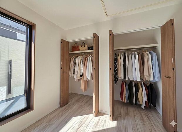 【◇◆クローゼット◆◇】大容量のクローゼット付きで、衣類や小物もしっかり収納可能。すっきり片付く快適な空間を保てます。本画像はCGで作成しており、実際に現地に衣類は置かれておりません。また、価格に衣類は含まれておりません。