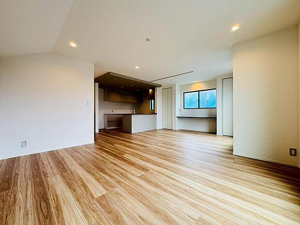 【◇◆リビング◆◇】ゆとりある広さを確保した2階リビング。白を基調とした空間に、フローリングが心地よい温もりをプラスします。窓からの陽光が明るい空間には、床暖房も完備。寒い冬も暖かさに包み込まれるご家族のくつろぎの場所。