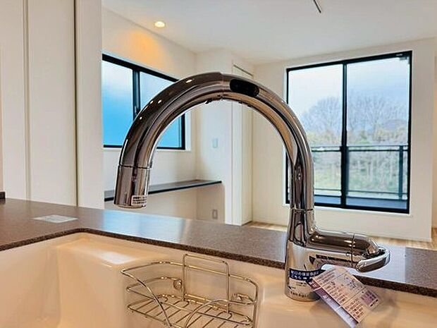 【◇◆タッチレス水栓◆◇】お料理の時にらくらくタッチレス水栓付♪お料理中、手を触れずに水を出すことができ、清潔にお使いいただけます。高いデザイン性も魅力です！【同仕様写真】