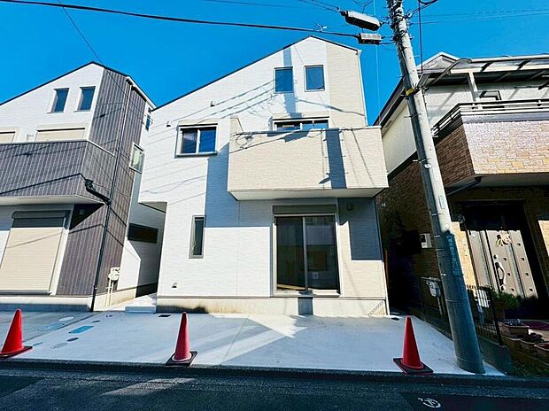 【◇◆外観◆◇】周辺は落ち着いた住宅街で、穏やかな住環境が広がります。街並みに自然と溶け込む外観が、心地よい暮らしを演出してくれます。
