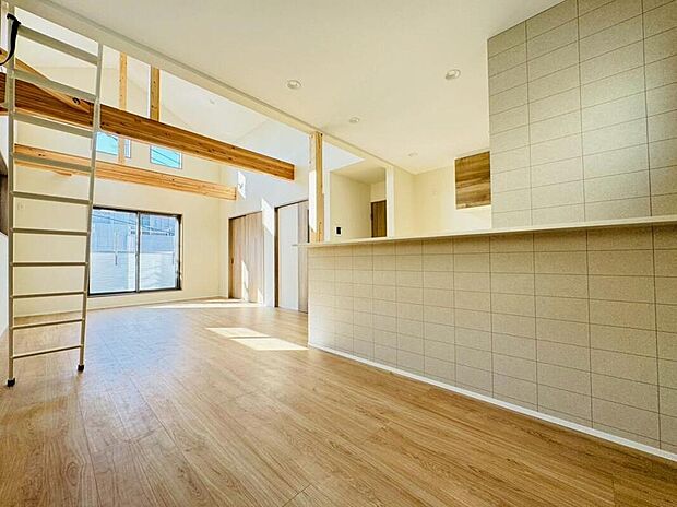 【◇◆リビング◆◇】対面式キッチンで家族の会話も弾むリビング。
明るい光が差し込み、ゆったりとした時間が流れる心地よい空間です。